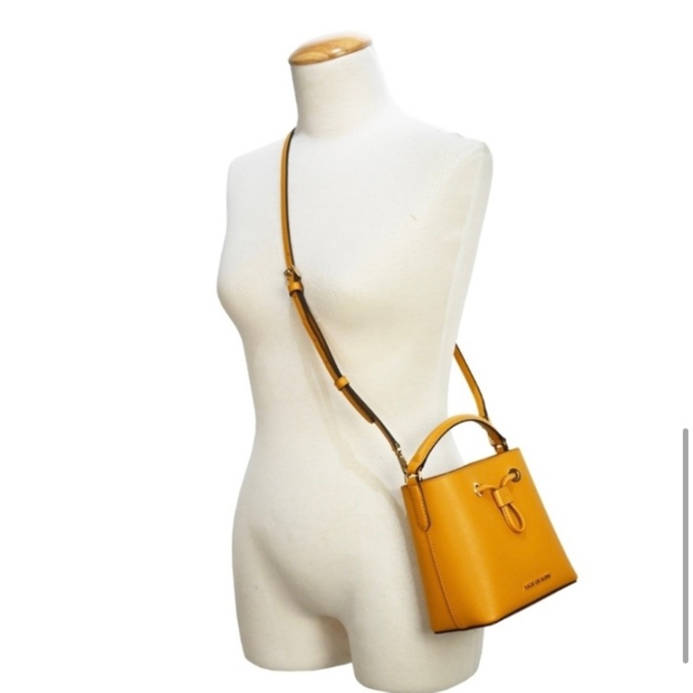 I literally wore this bag 2 times and its in very good shape ๐ - Picture 1 of 4